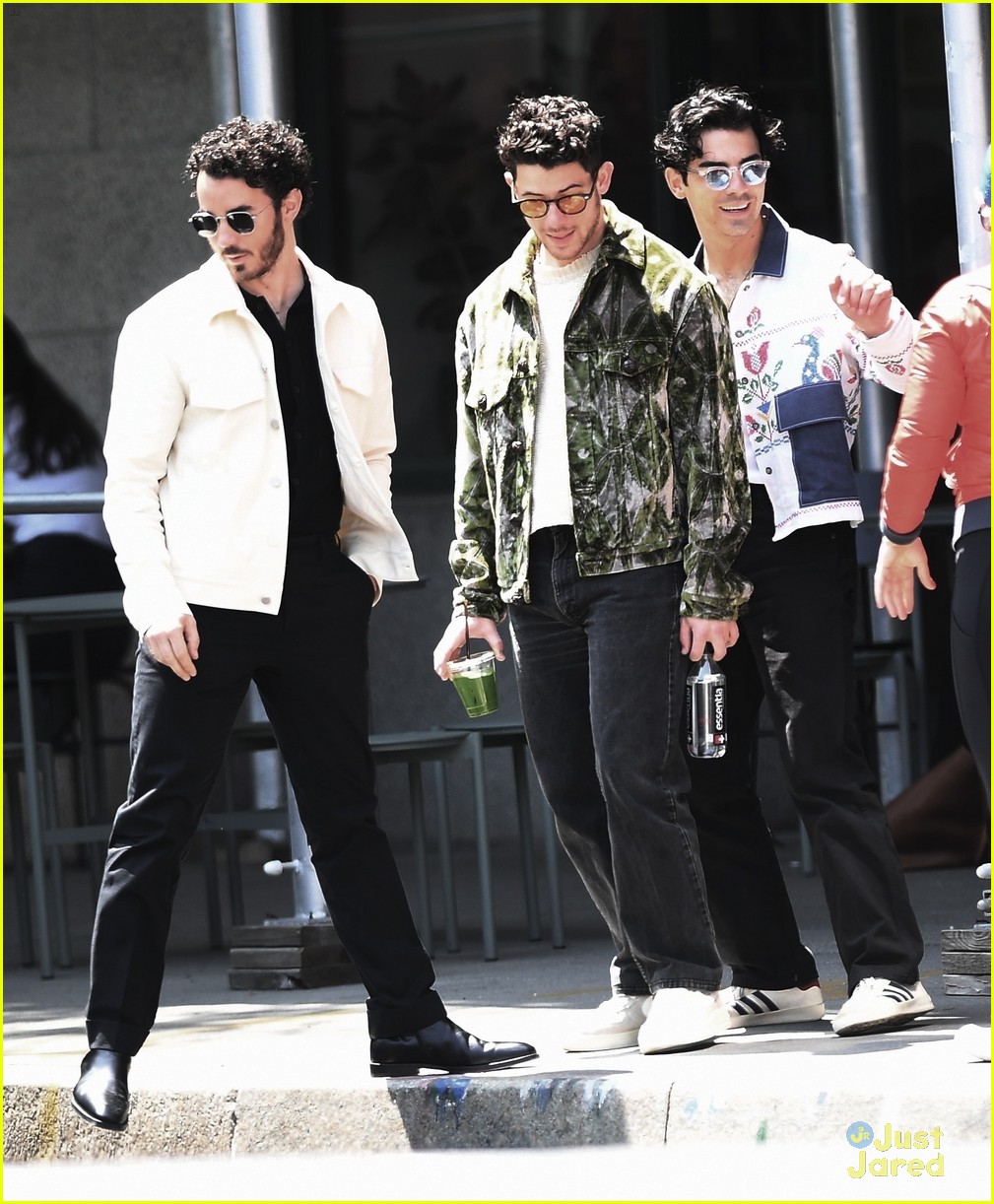 jonas brothers run into fan while out in nyc between meetings 24