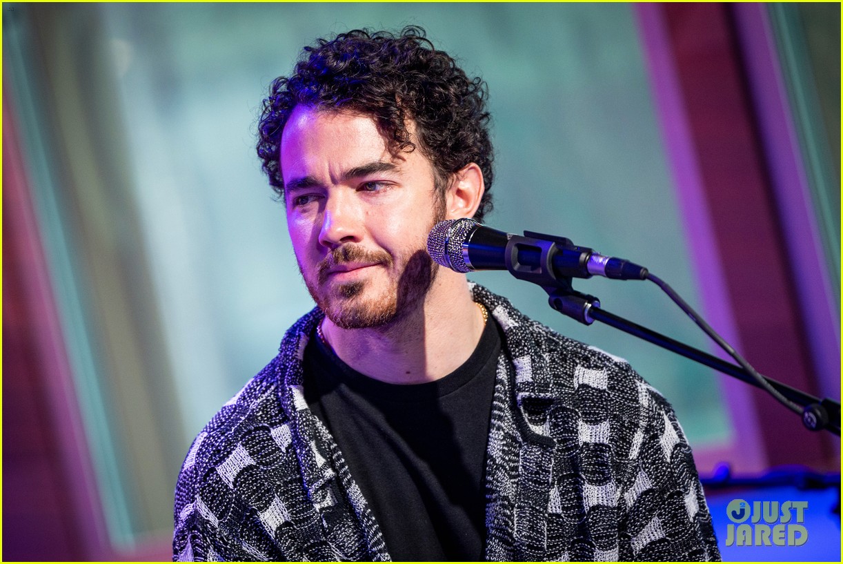 Nick, Joe & Kevin Jonas Cozy Up While Promoting Their New Album in Miami  Beach: Photo 1376107 | Joe Jonas, Jonas Brothers, Kevin Jonas, Music, Nick  Jonas Pictures | Just Jared Jr.