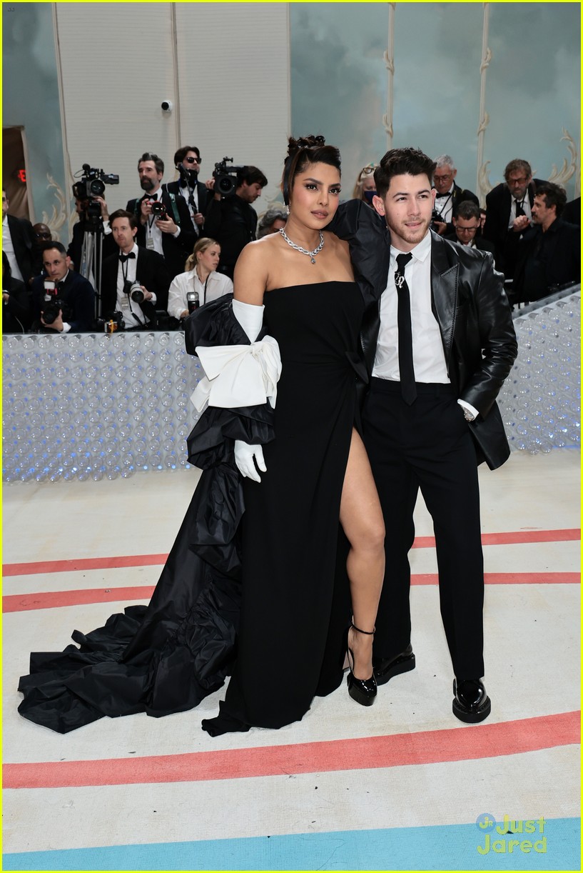 Priyanka dress hotsell met gala