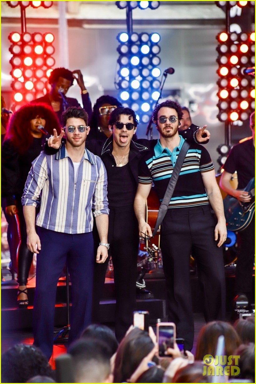 jonas brothers perform waffle house summer baby on today 02