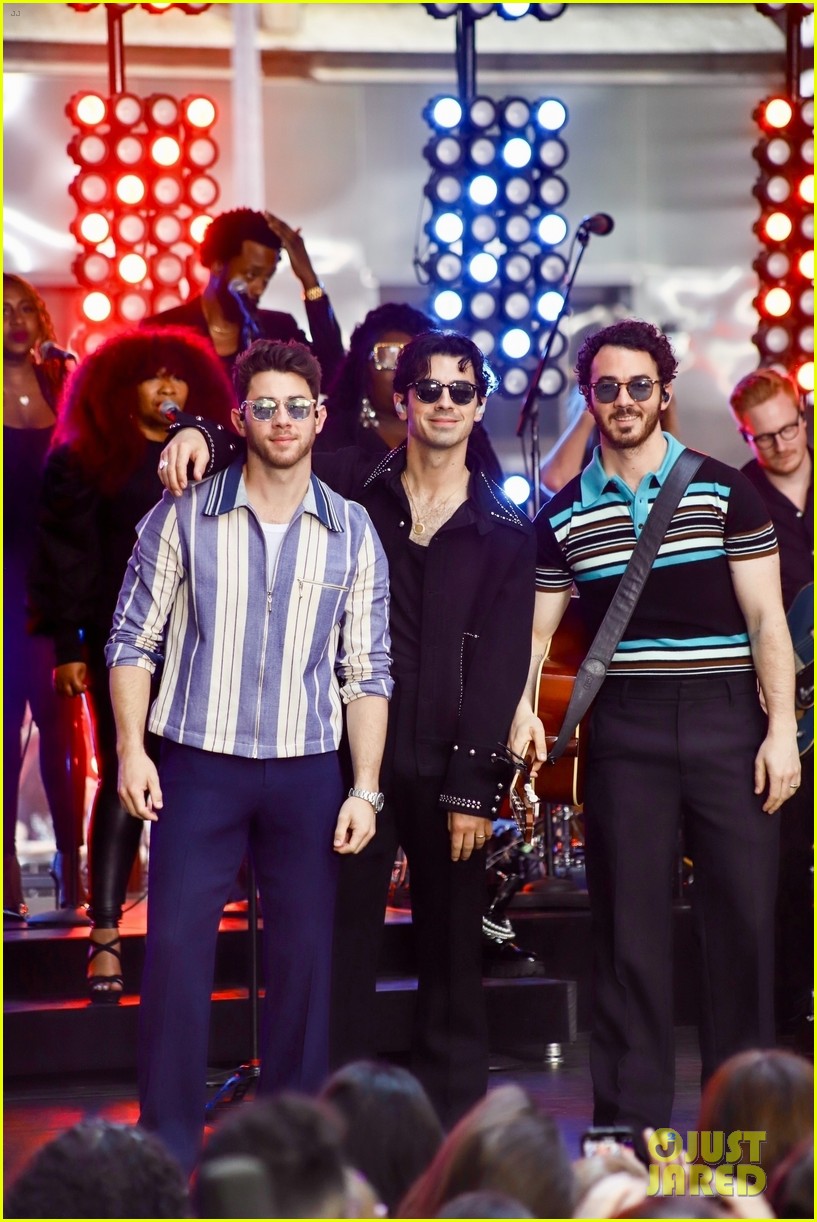 jonas brothers perform waffle house summer baby on today 06