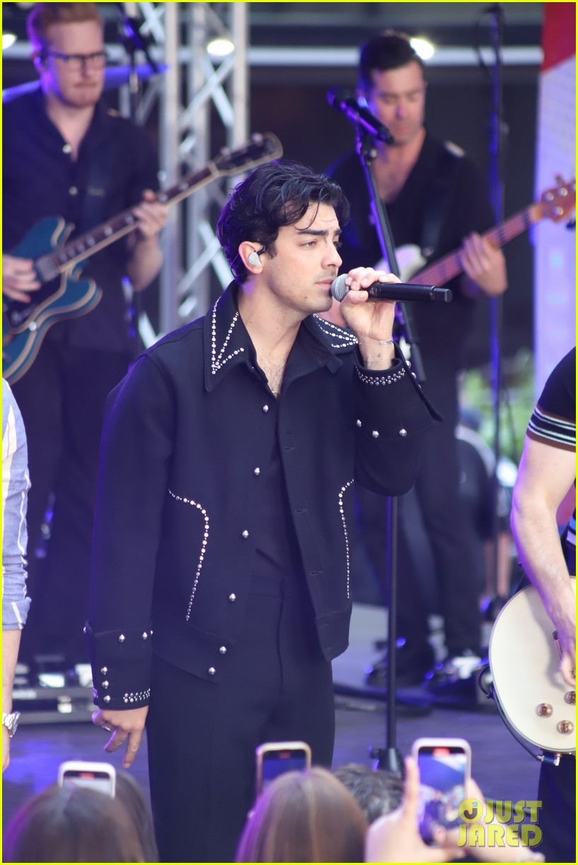 jonas brothers perform waffle house summer baby on today 10