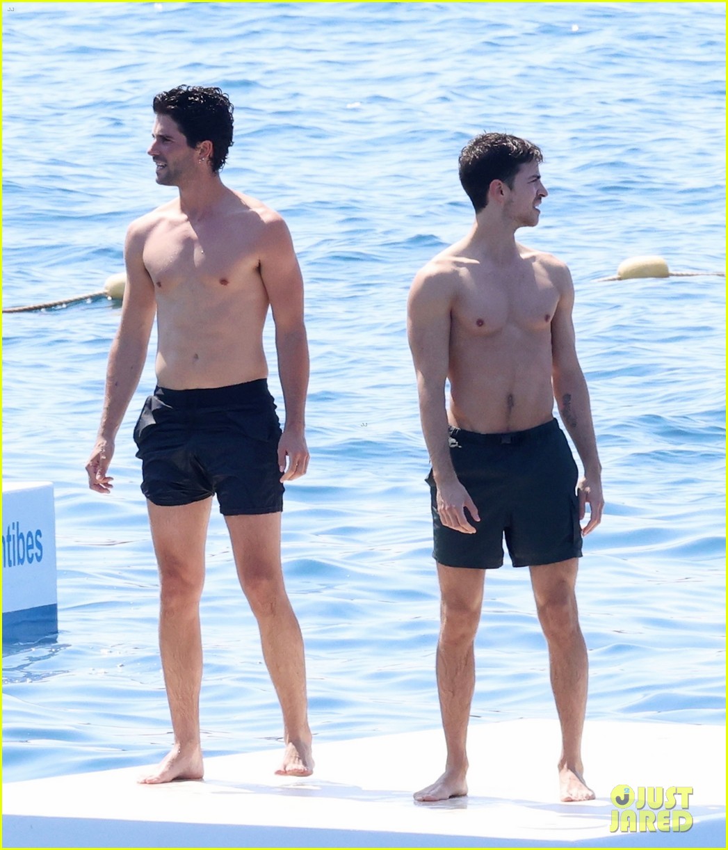 Manu Rios Goes Shirtless During A Cannes Beach Day Photo Photo Gallery Just Jared Jr