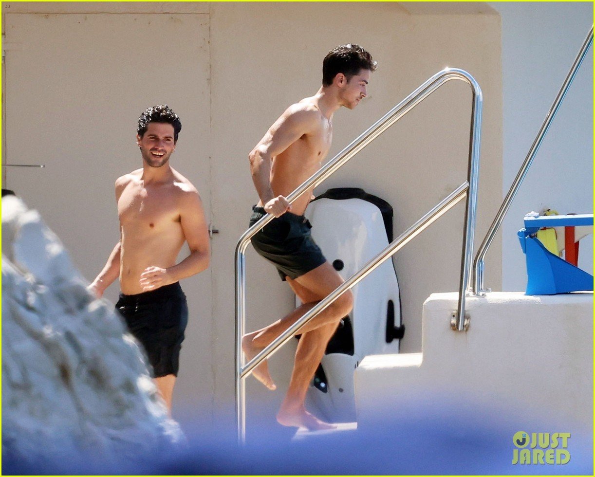 Manu Rios Goes Shirtless During A Cannes Beach Day Photo 1377584