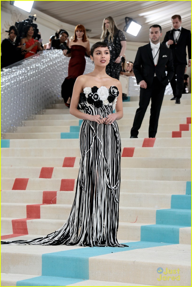 BFFs Olivia Rodrigo & Conan Gray Wear Black & White at the Met Gala ...
