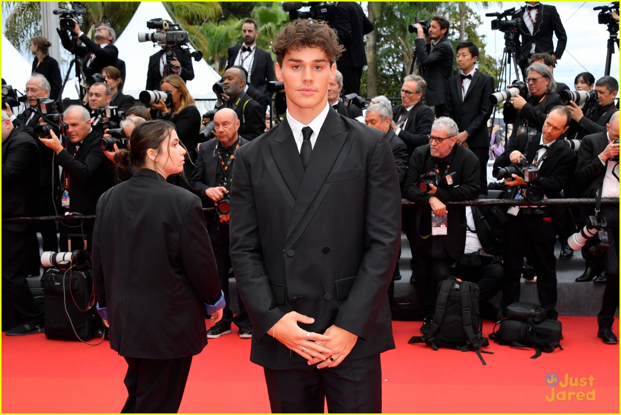 rose manu rios noah beck step out for monster screening at cannes film festival 23
