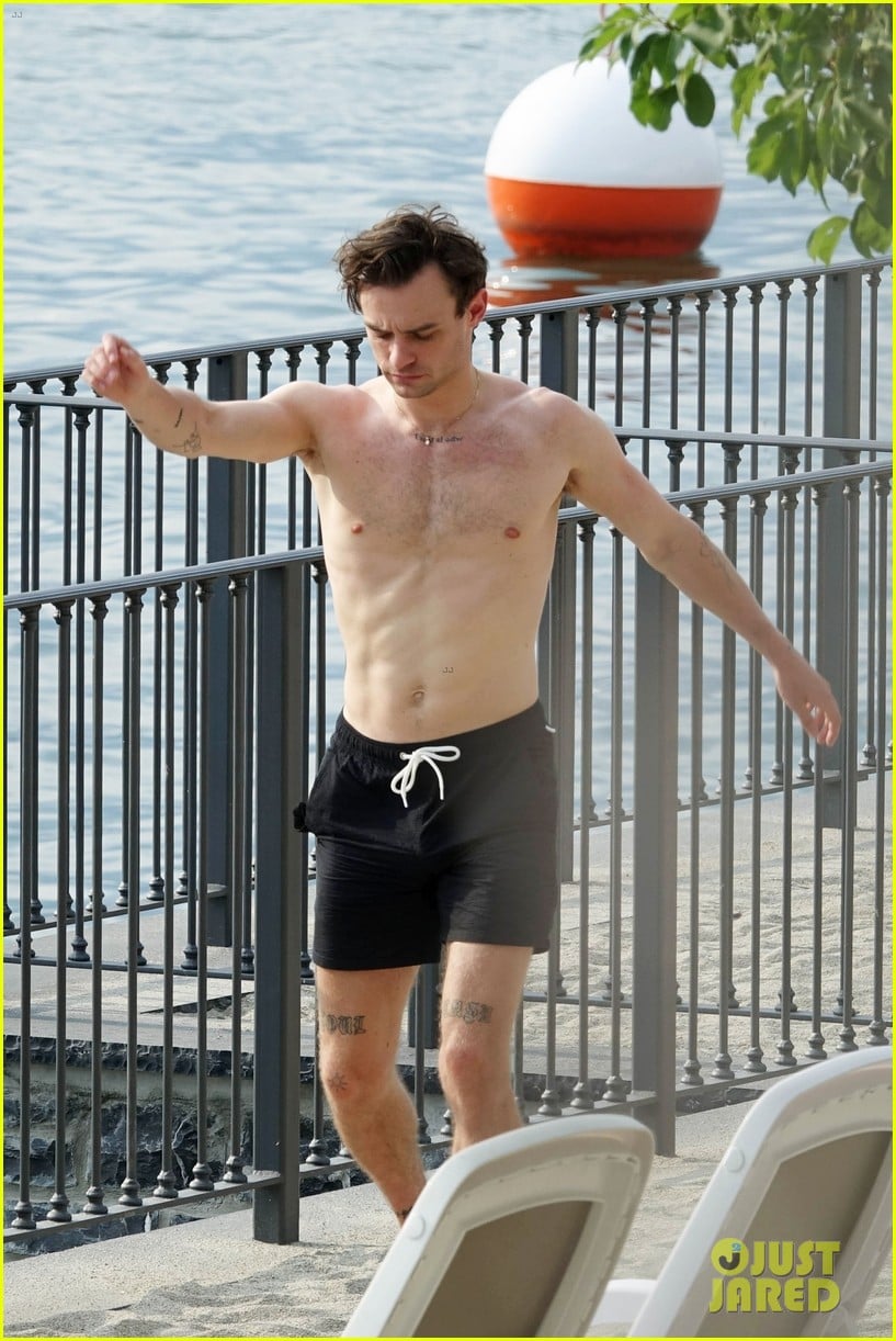 Thomas Doherty Soaks Up the Sun During Trip to Lake Como! | Photo ...