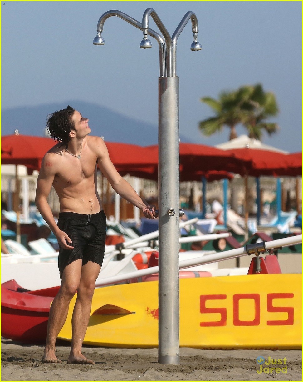 louis partride soaks up the sun during time off in italy 11