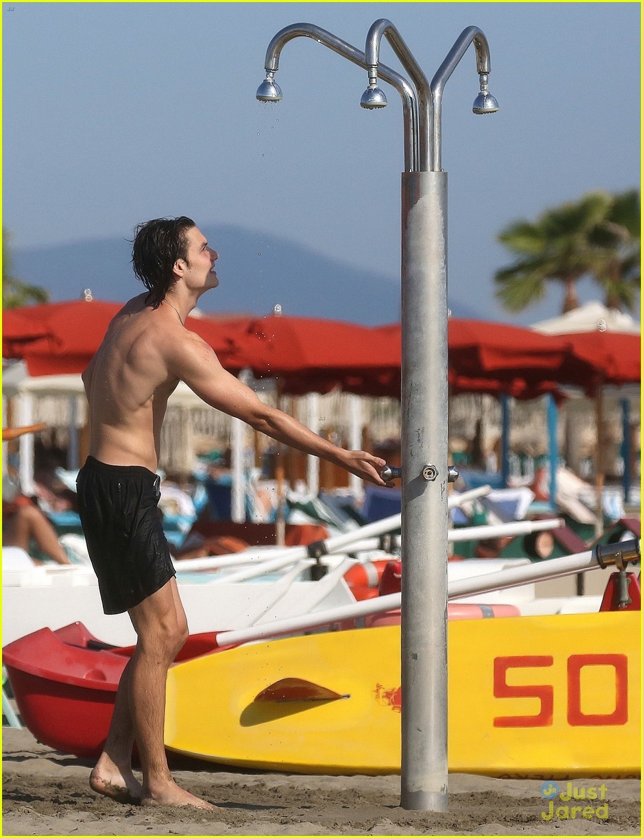 louis partride soaks up the sun during time off in italy 13
