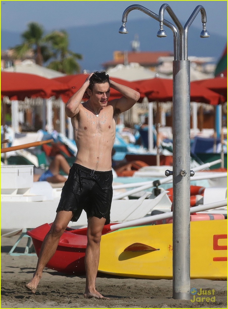 louis partride soaks up the sun during time off in italy 16