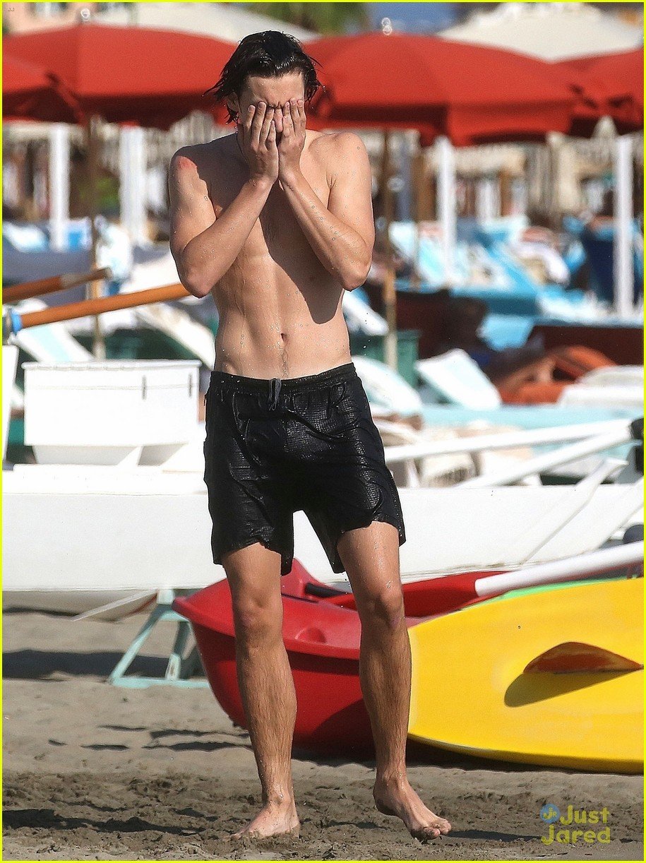 louis partride soaks up the sun during time off in italy 17