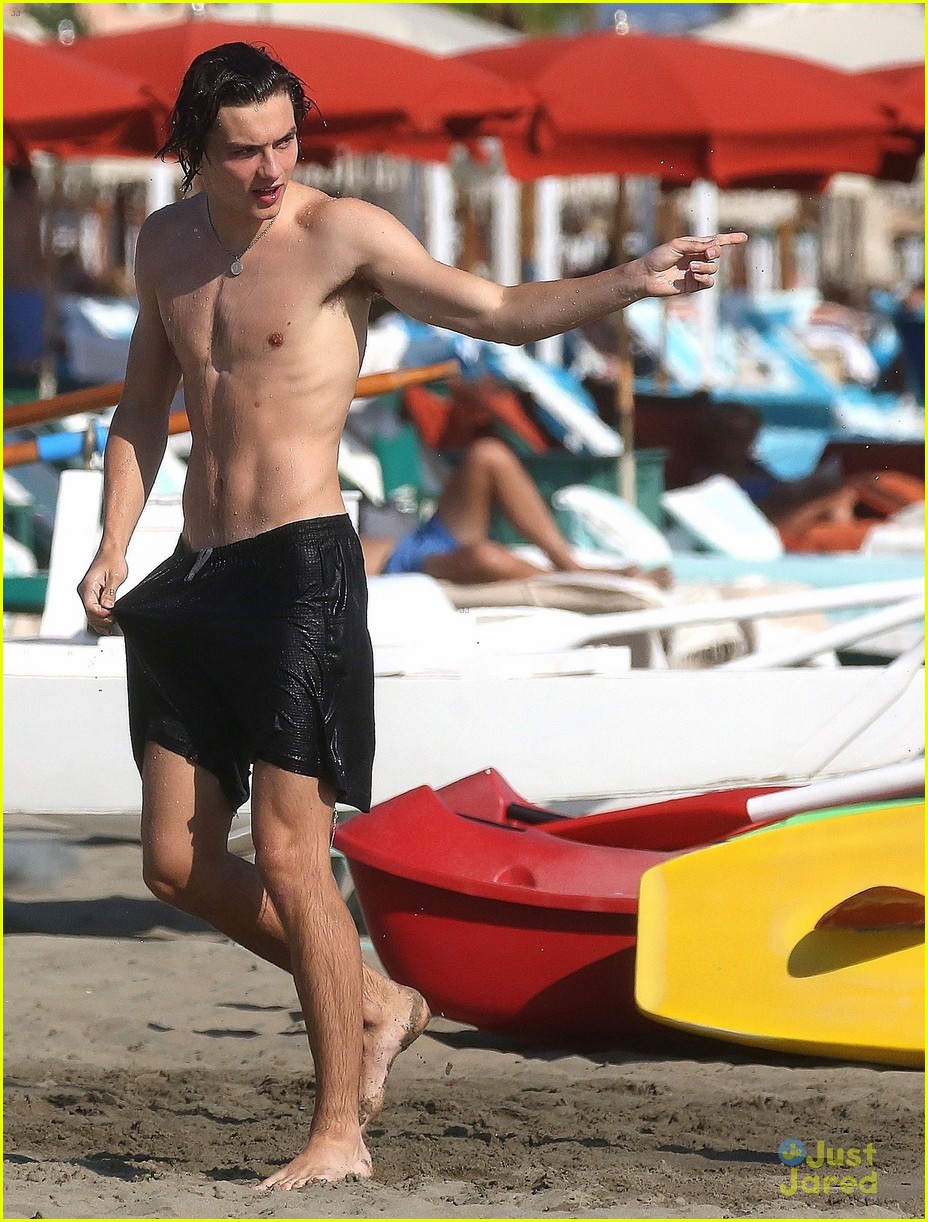 louis partride soaks up the sun during time off in italy 18