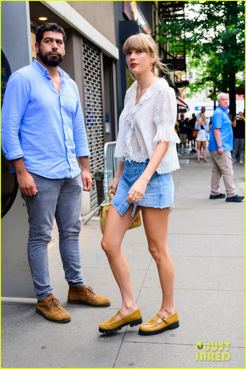 Taylor Swift Spends Another Day at the Recording Studio During Tour