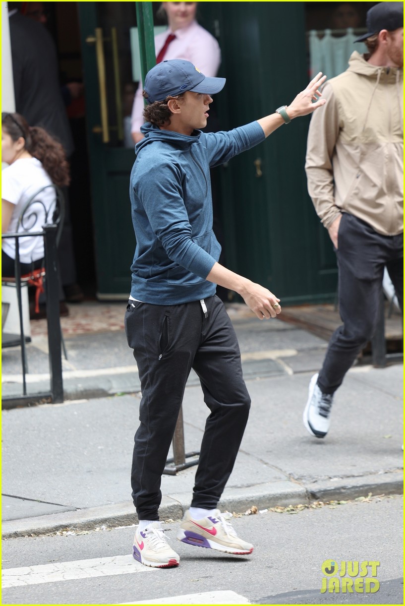 tom holland grabs lunch 02