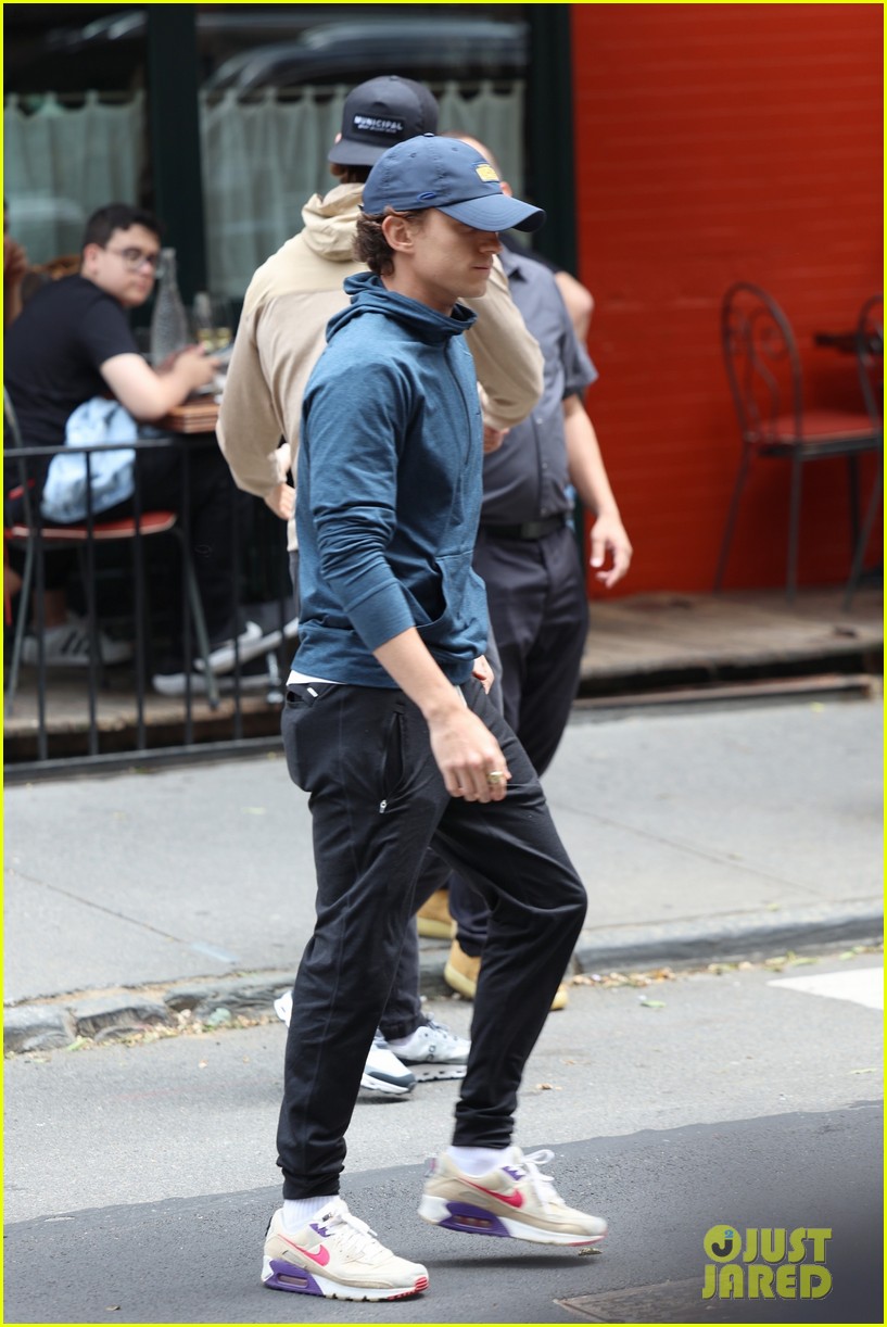 tom holland grabs lunch 05