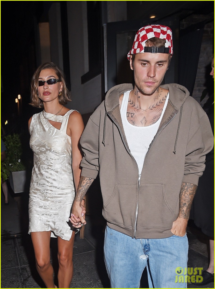 justin hailey bieber hold hands on date night in nyc 04