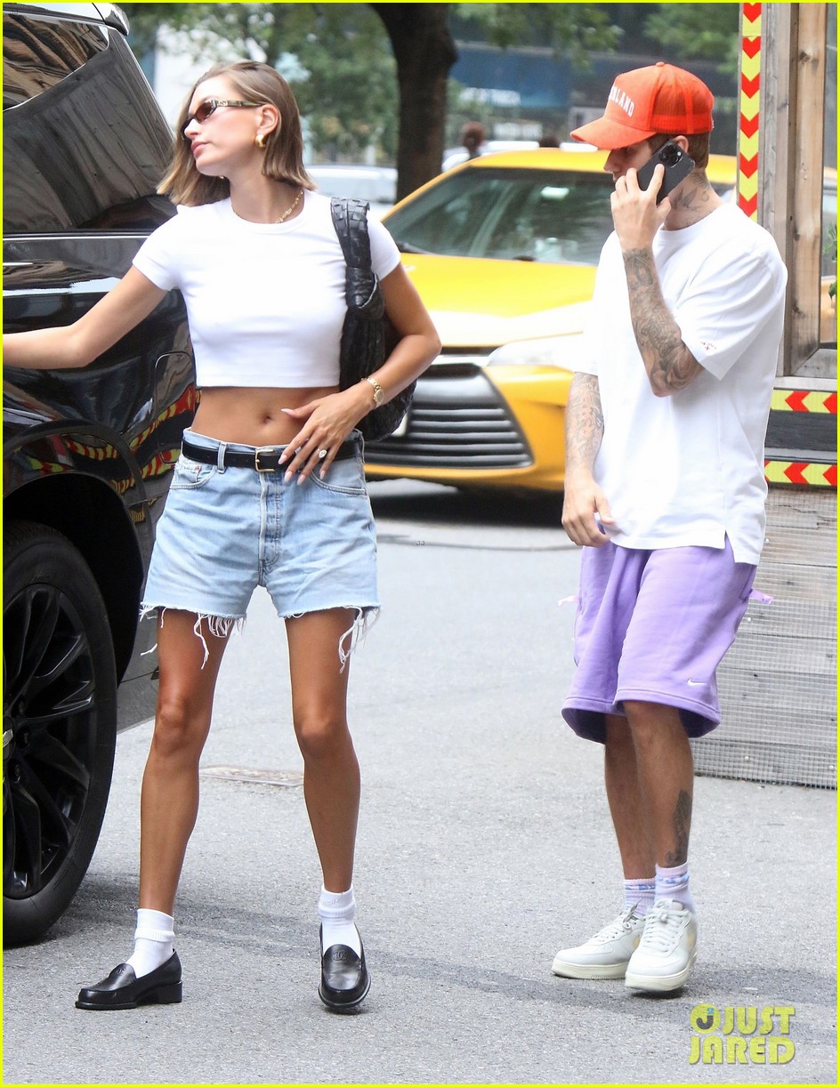justin bieber shows off his tattoos during day out in nyc 04