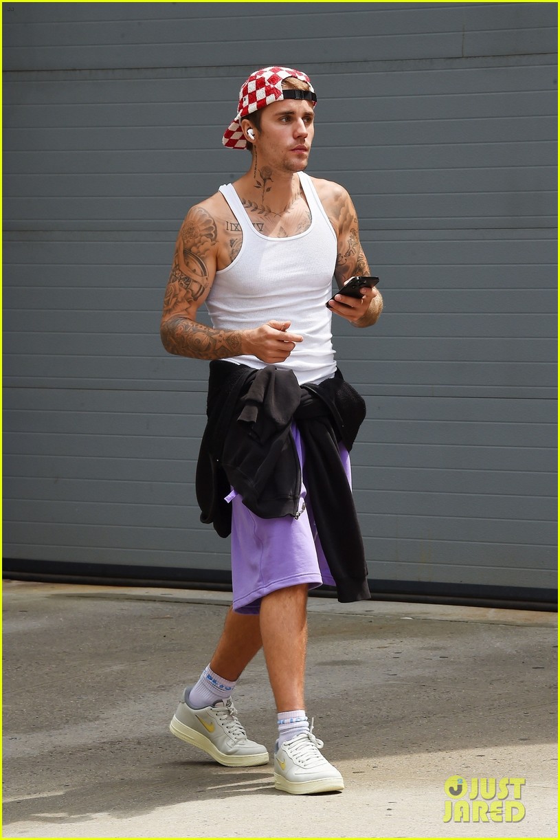 justin bieber shows off his tattoos during day out in nyc 21