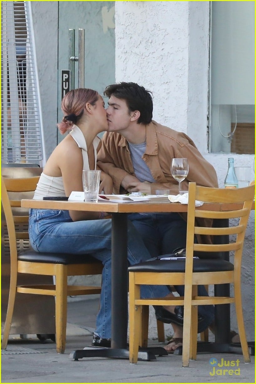 bailee madison blake richardson share a kiss at lunch after eras tour 02