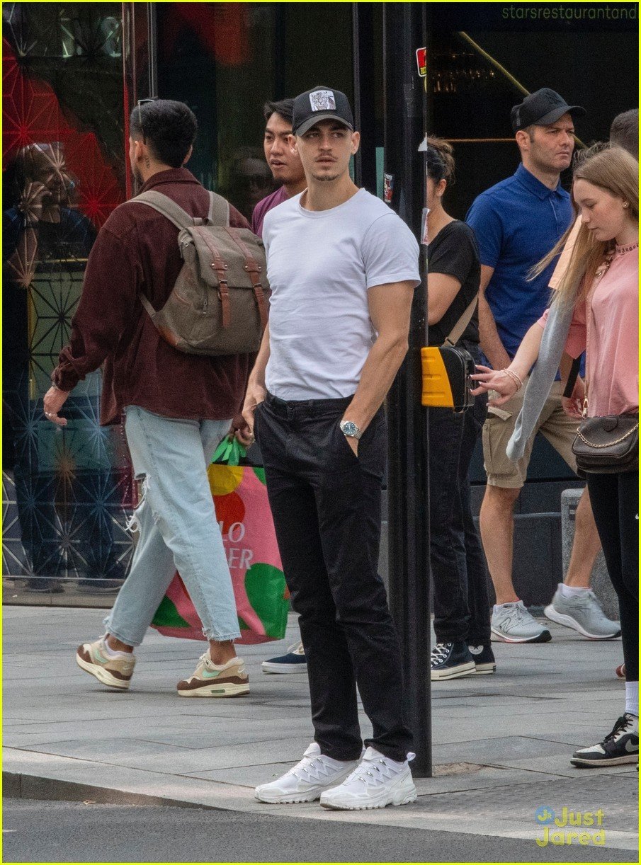hero fiennes tiffin shows off muscles in tight t shirt during london outing 04