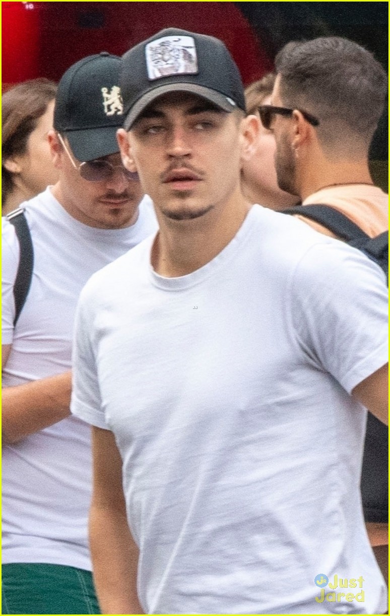 hero fiennes tiffin shows off muscles in tight t shirt during london outing 05
