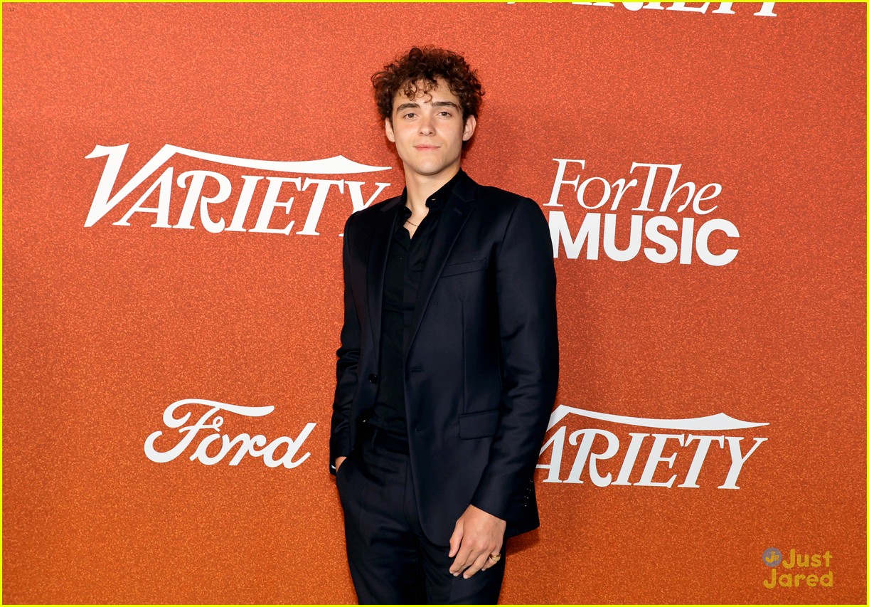 joshua bassett xochitl gomez dance the night away at variety power of young hollywood party 15