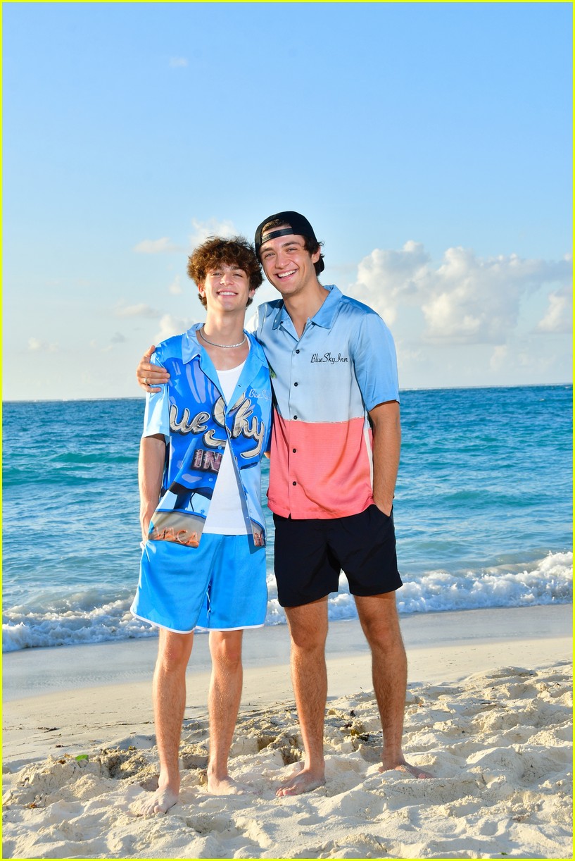 Asher Angel & Girlfriend Caroline Gregory Go on Turks & Caicos Vacation  with His Family (Photos): Photo 1383559 | Asher Angel, Avi Angel, Caroline  Gregory Pictures | Just Jared Jr.