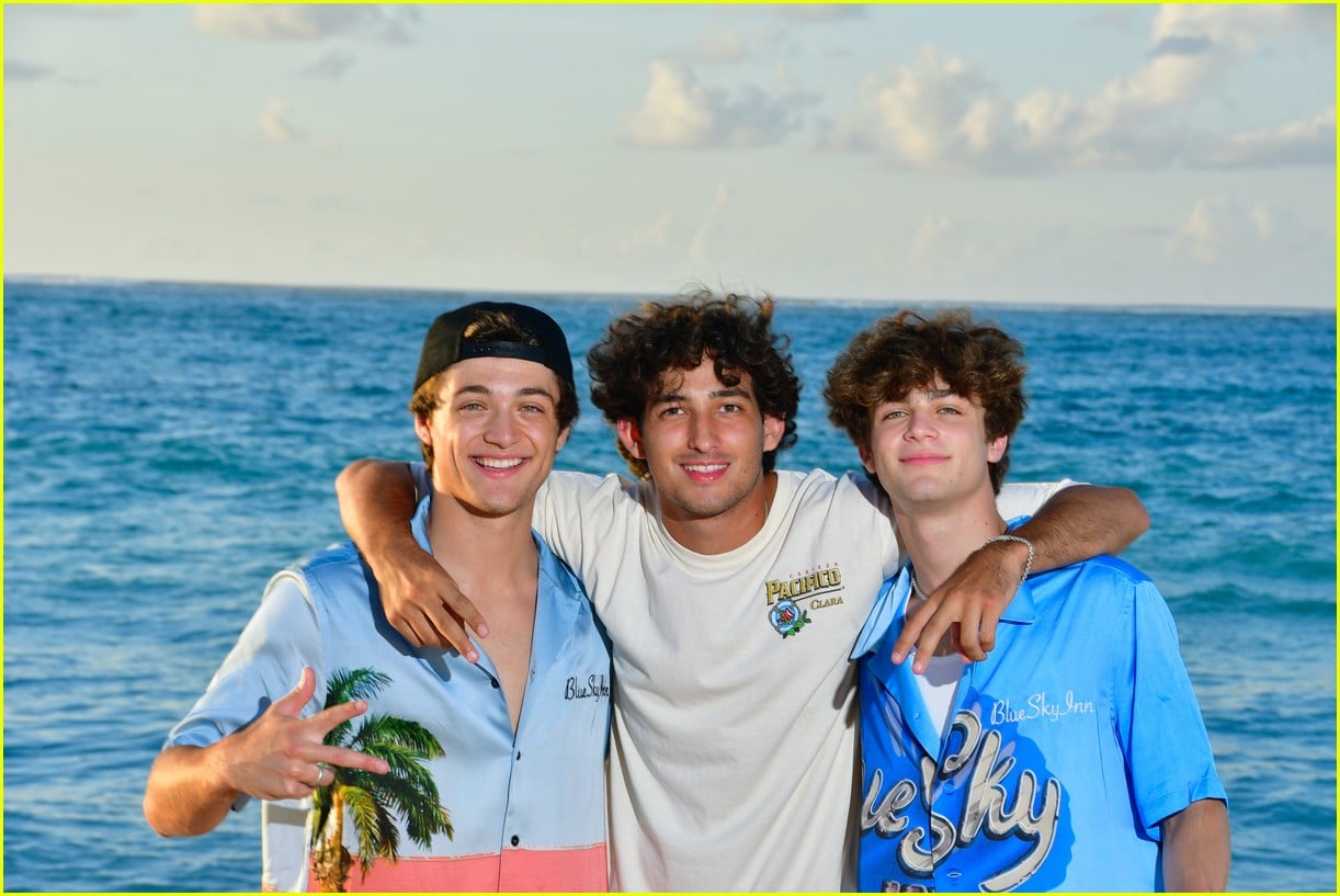 Asher Angel & Girlfriend Caroline Gregory Go on Turks & Caicos Vacation  with His Family (Photos): Photo 1383561 | Asher Angel, Avi Angel, Caroline  Gregory Pictures | Just Jared Jr.