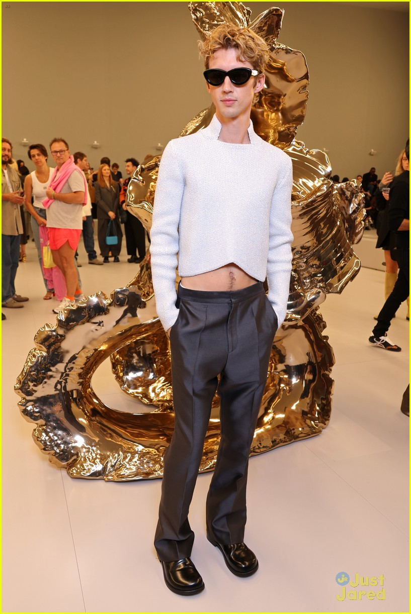 kit connor meets up with shadow bones patrick gibson at loewe fashion show 01