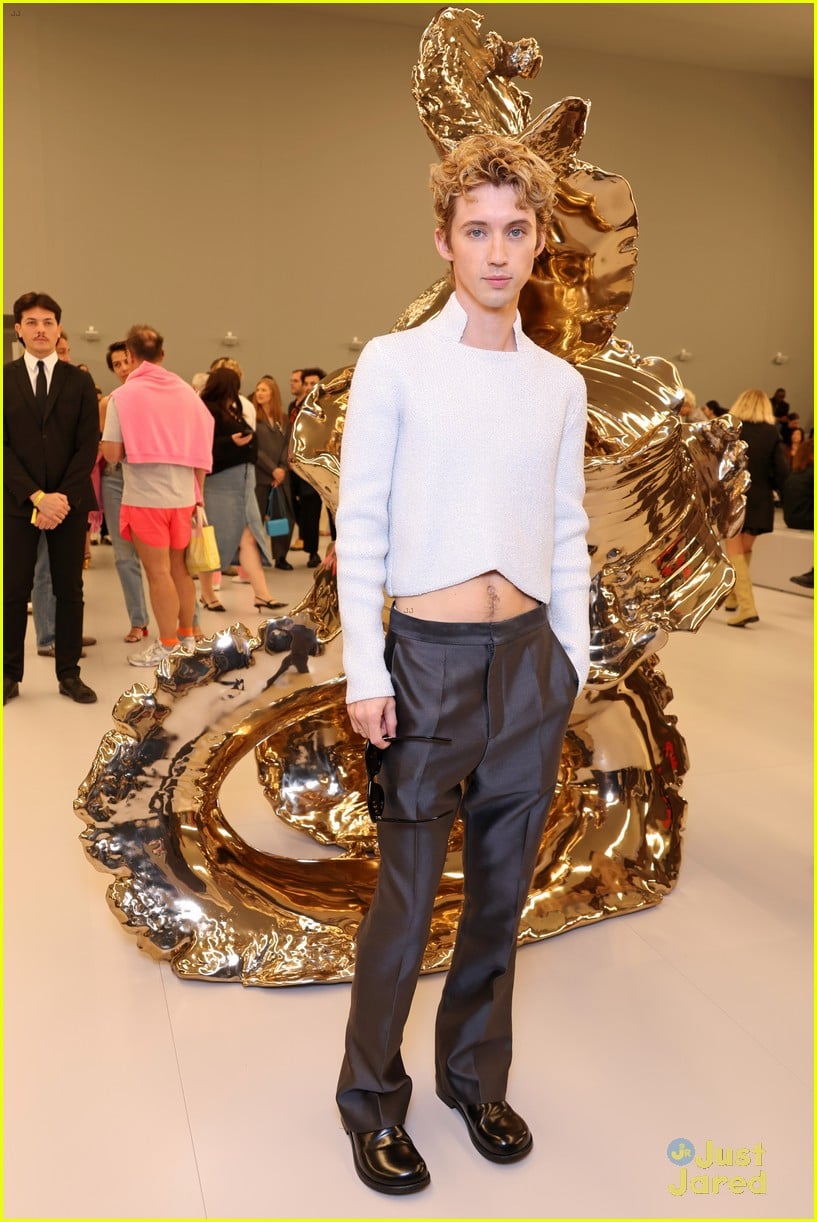 kit connor meets up with shadow bones patrick gibson at loewe fashion show 06