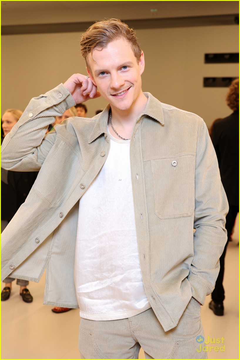 kit connor meets up with shadow bones patrick gibson at loewe fashion show 16