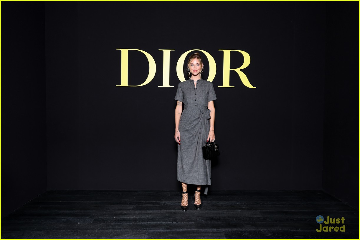 lola tung jisoo jenna ortega attend dior fashion show in paris 03