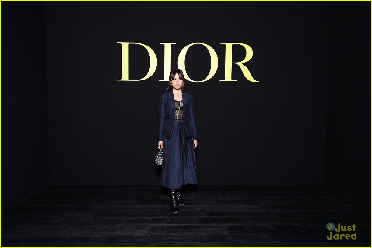 lola tung jisoo jenna ortega attend dior fashion show in paris 04