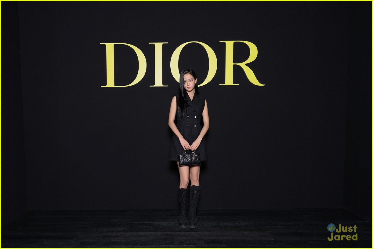 lola tung jisoo jenna ortega attend dior fashion show in paris 06
