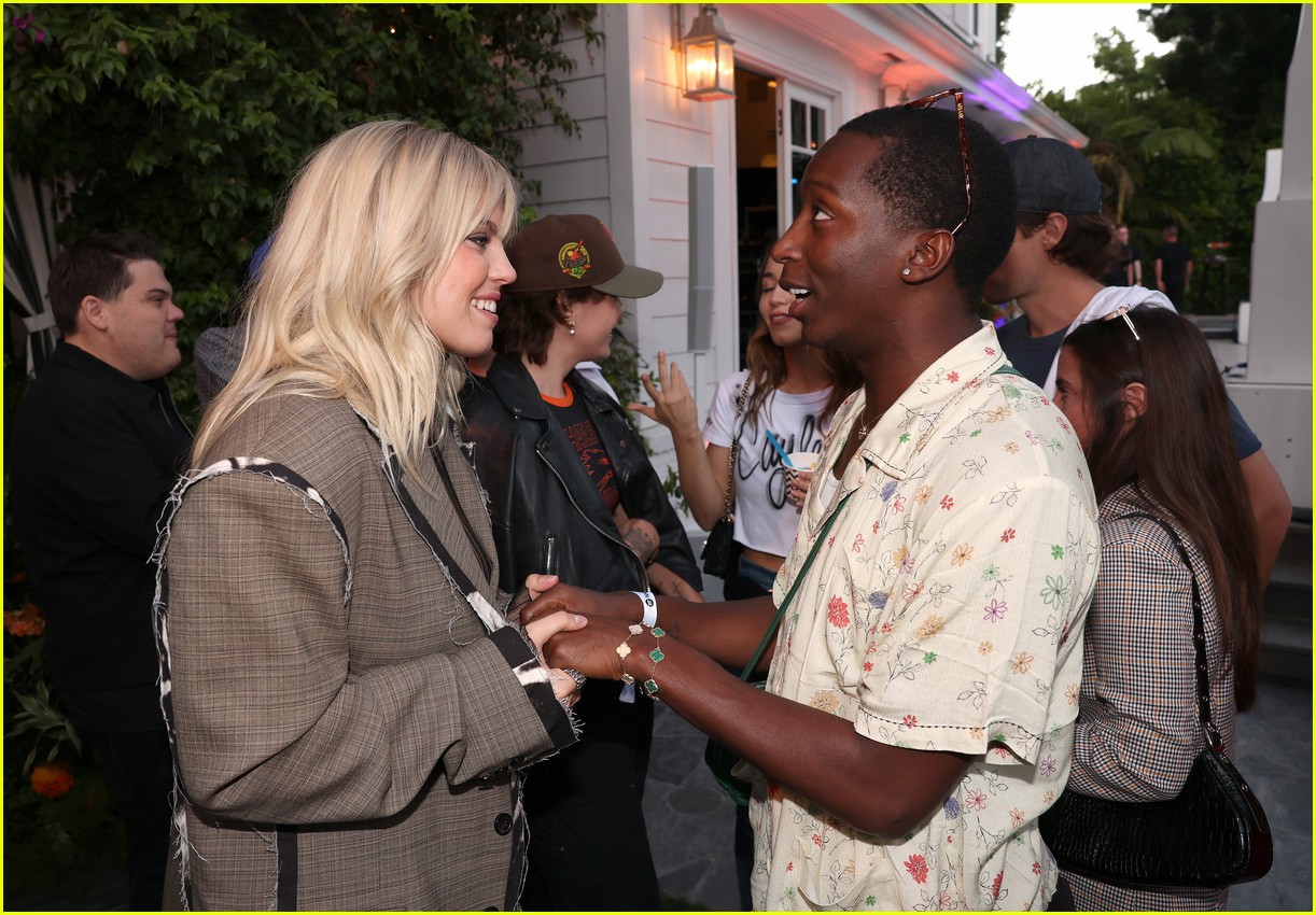 Renee Rapp Meets Up With 'Mean Girls' Co-Star Auli'i Cravalho at ...