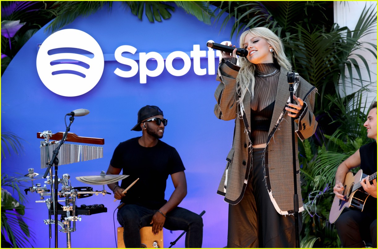 Renee Rapp Meets Up With 'Mean Girls' Co-Star Auli'i Cravalho at ...