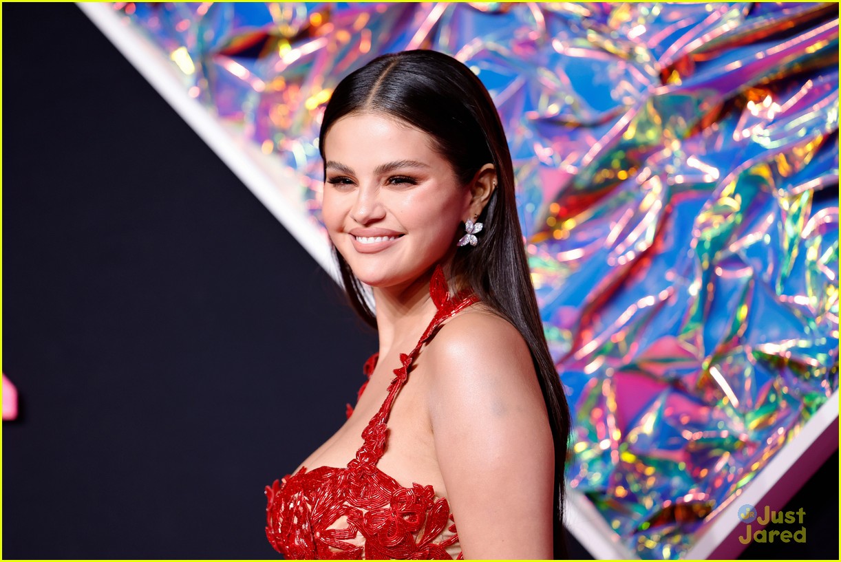 selena gomez wins first vma in 10 years for calm down with rema 04