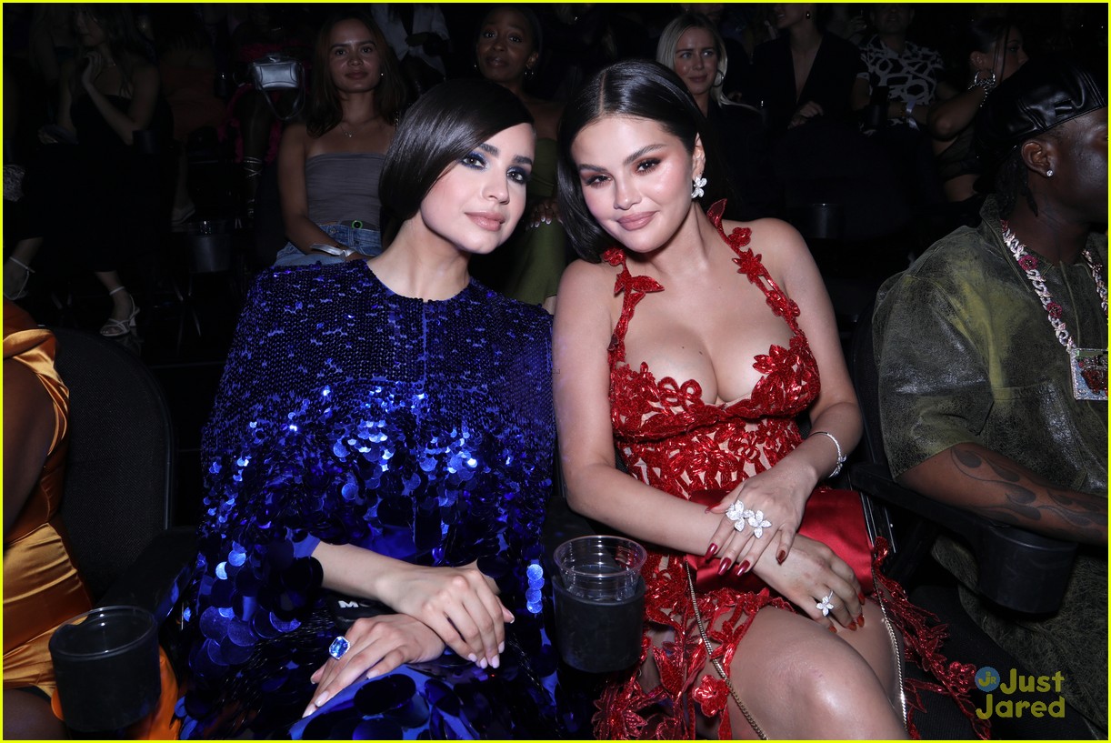 selena gomez wins first vma in 10 years for calm down with rema 05