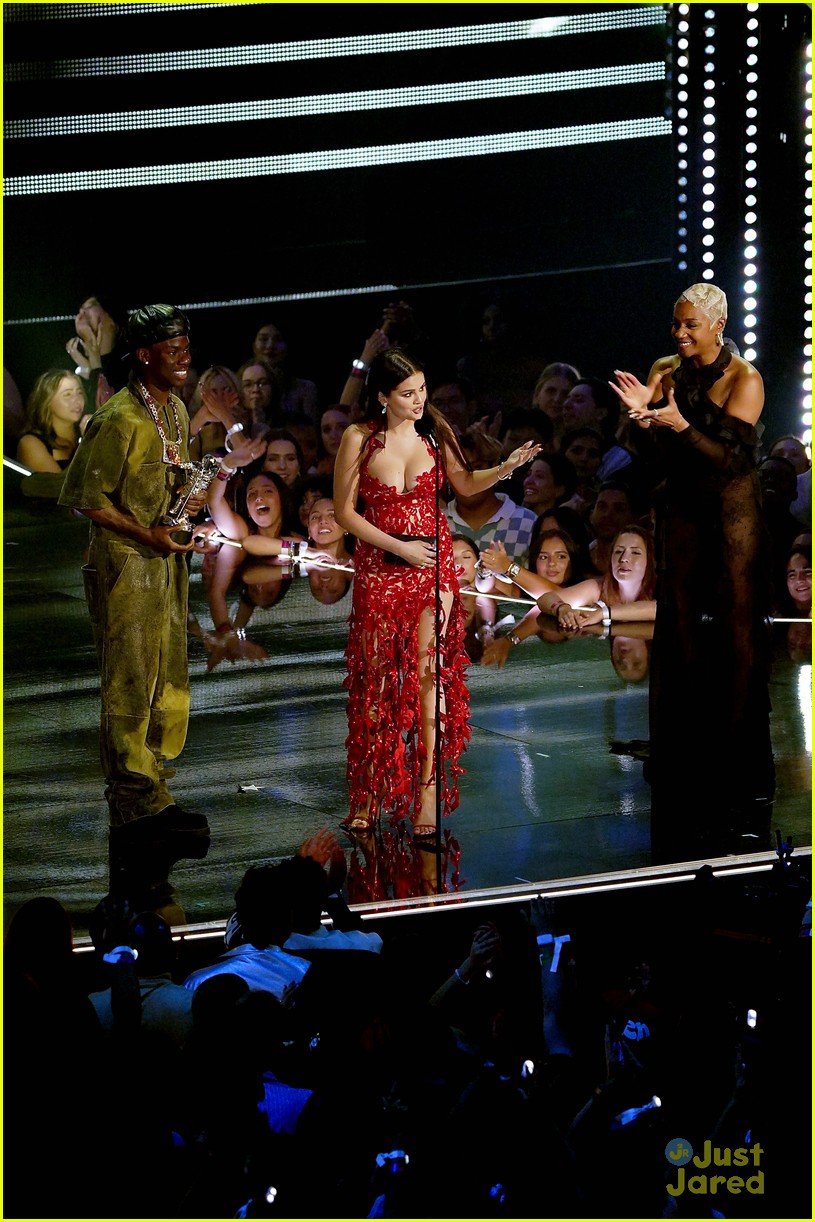 Selena Gomez Wins First VMA in 10 Years for 'Calm Down' With Rema