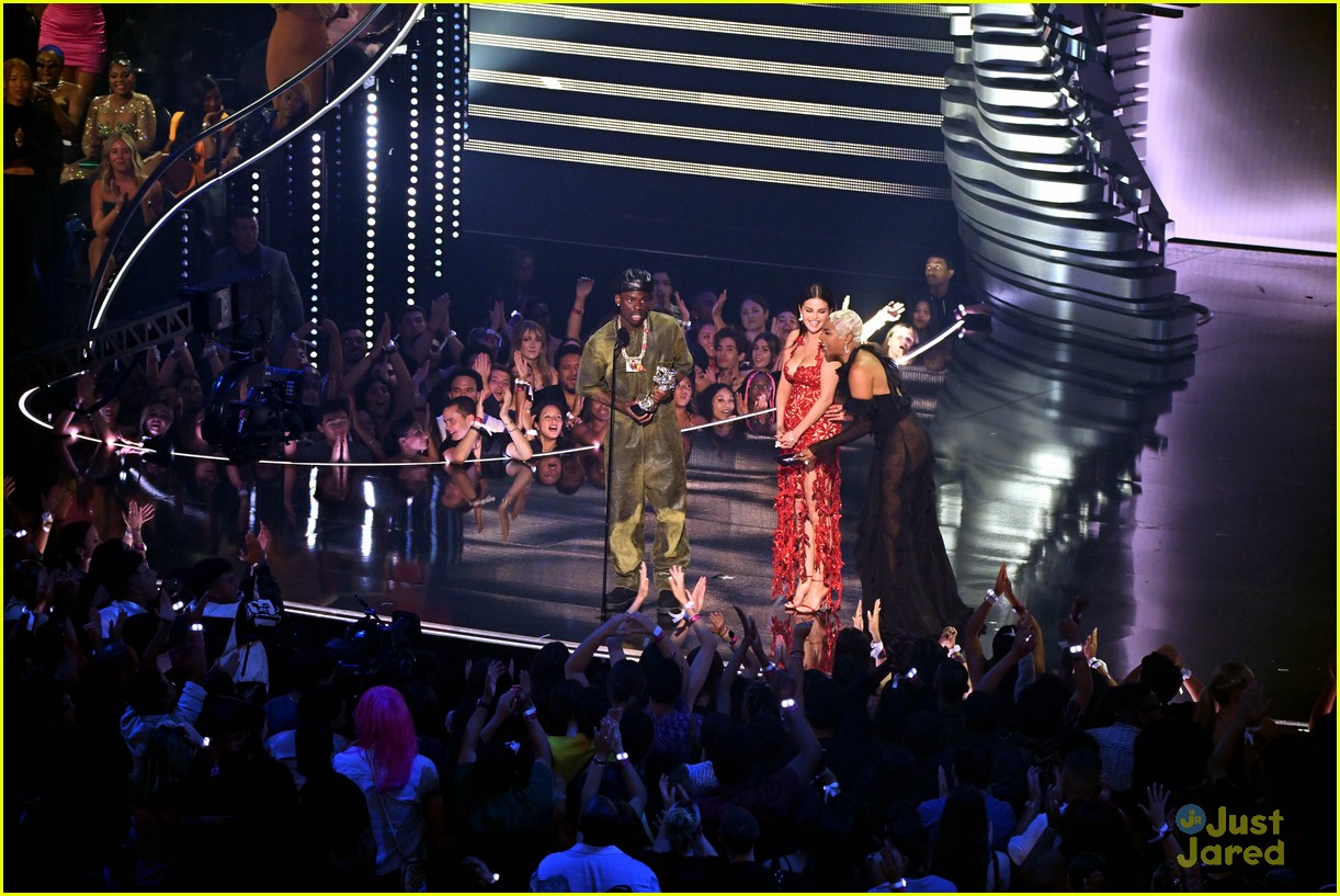 Selena Gomez Wins First Vma In 10 Years For Calm Down With Rema Photo 1383151 Photo 