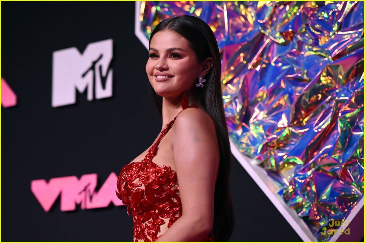 Selena Gomez Wins First VMA in 10 Years for 'Calm Down' With Rema ...