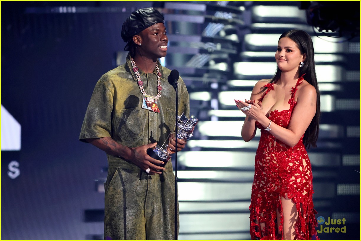 Selena Gomez Wins First Vma In 10 Years For Calm Down With Rema Photo 1383172 Photo 