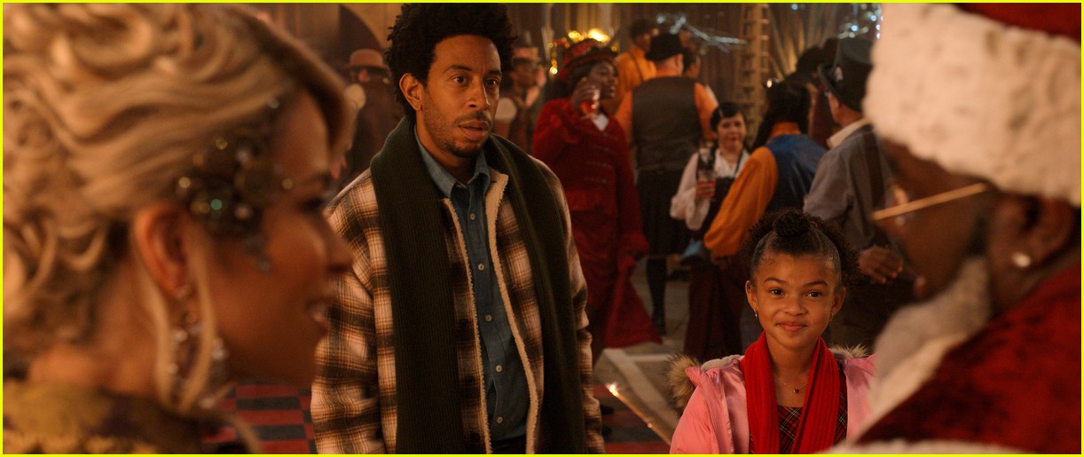 lil rel howery is santa in trailer for new family movie dashing through the snow 04