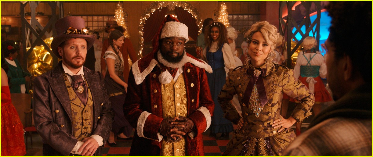 lil rel howery is santa in trailer for new family movie dashing through the snow 05