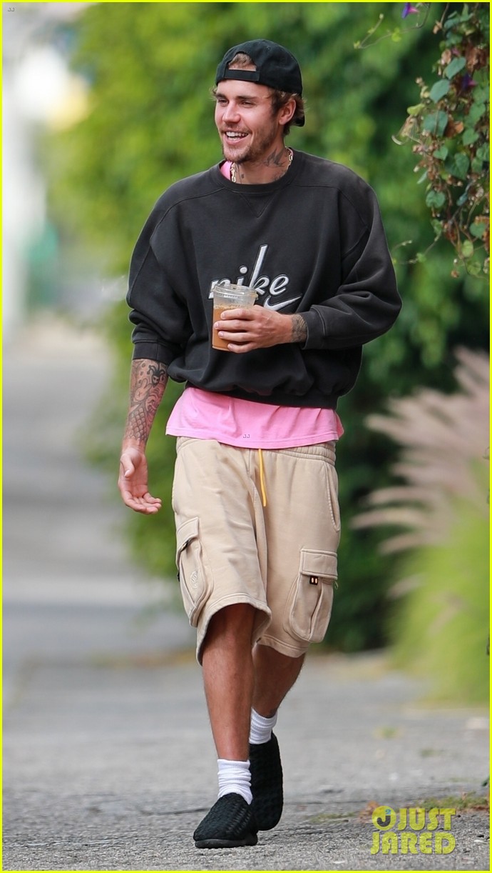 hailey justin bieber hold hands while getting morning coffee 05