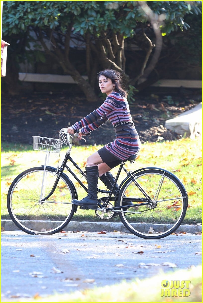 Jenna Ortega Films Running Scenes for 'Beetlejuice 2' in Boston | Photo ...