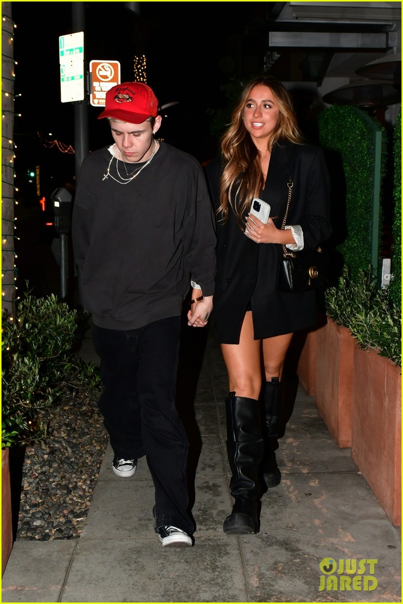 tate mcrae the kid laroi hold hands after dinner date in la 03