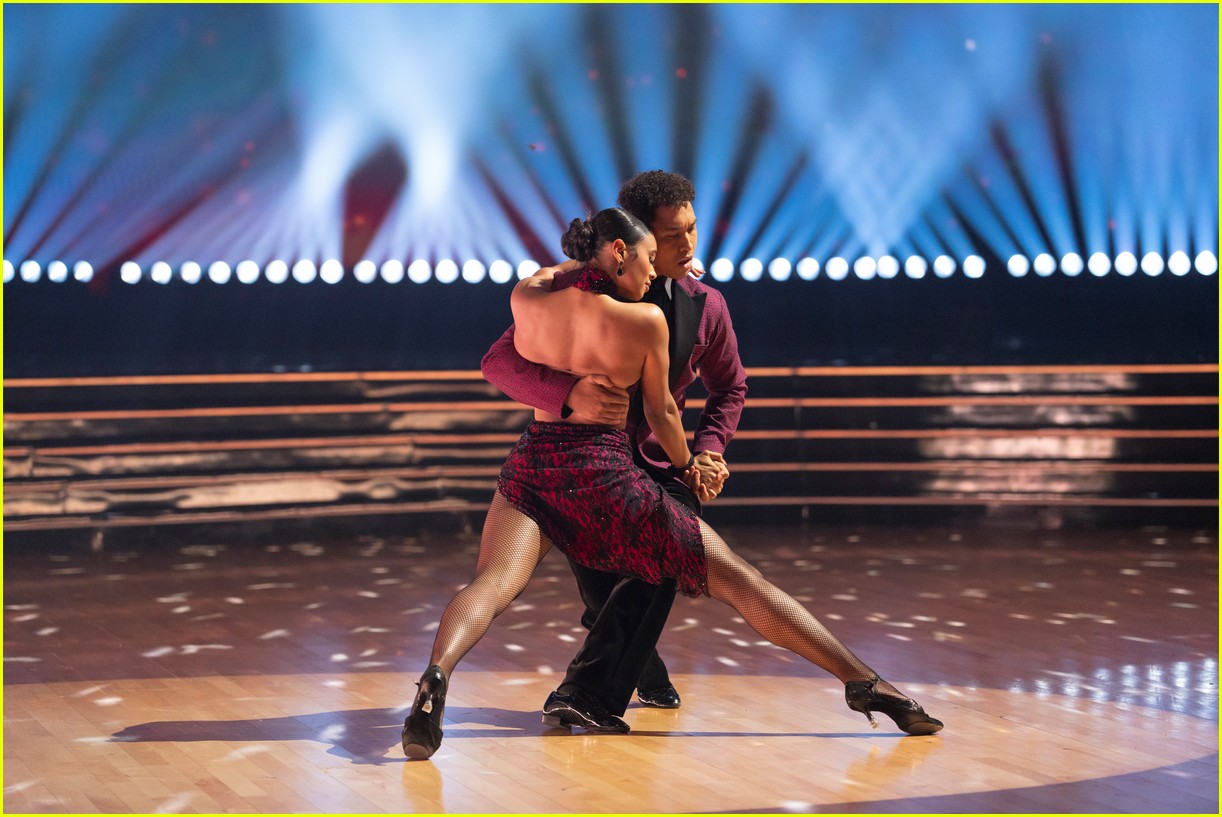 Chandler Kinney Earns First Perfect Score On 'Dancing With the Stars(00)