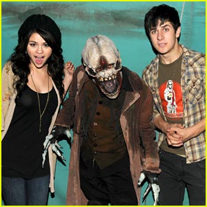 Selena Gomez & David Henrie: Scary Farm Friends