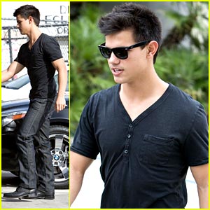 Taylor Lautner Grabs Grub at The Grill